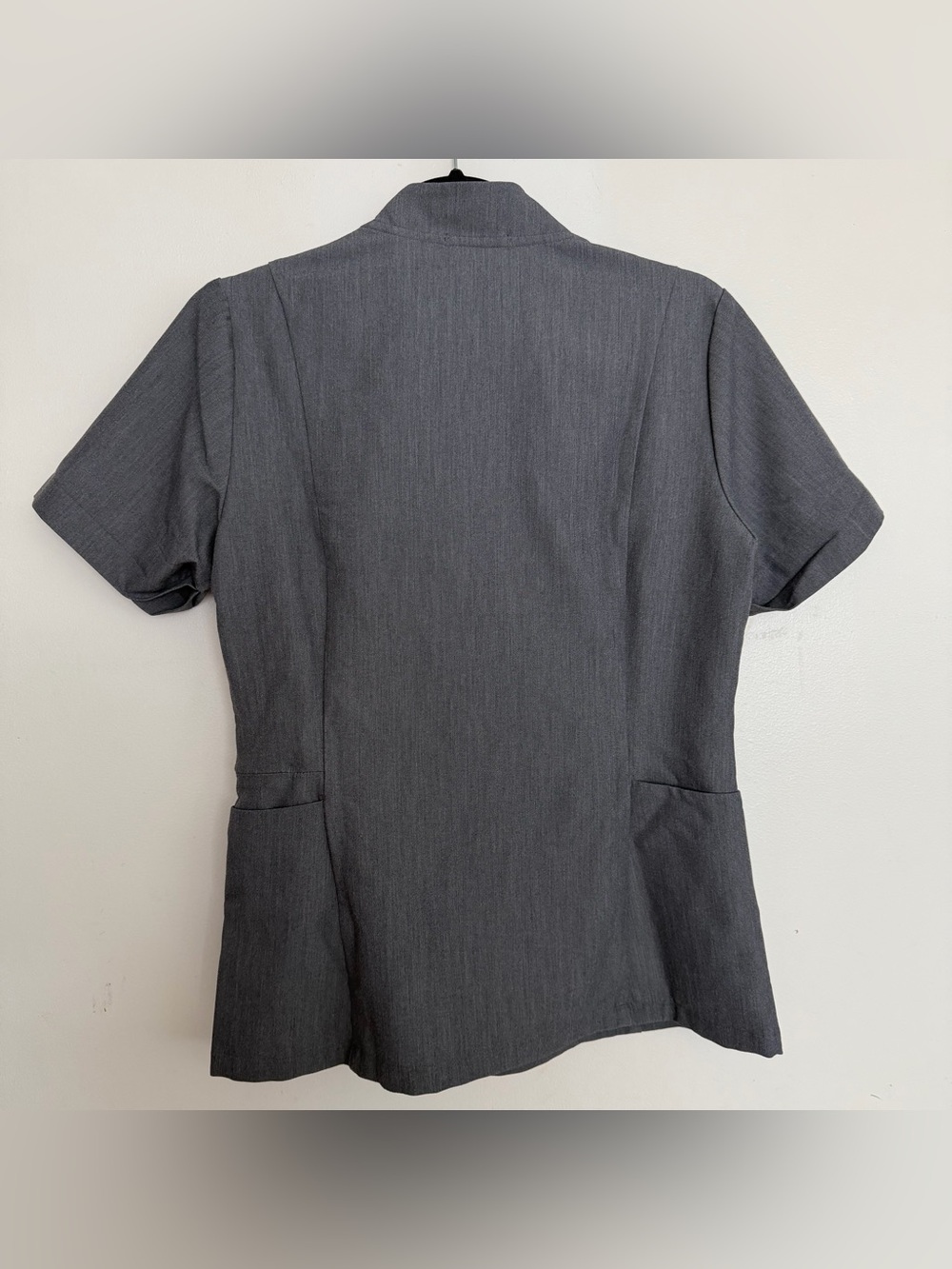 FIGS Women’s Inala Slim Scrub Top Graphite 4988 Size Small - Picture 2 of 4